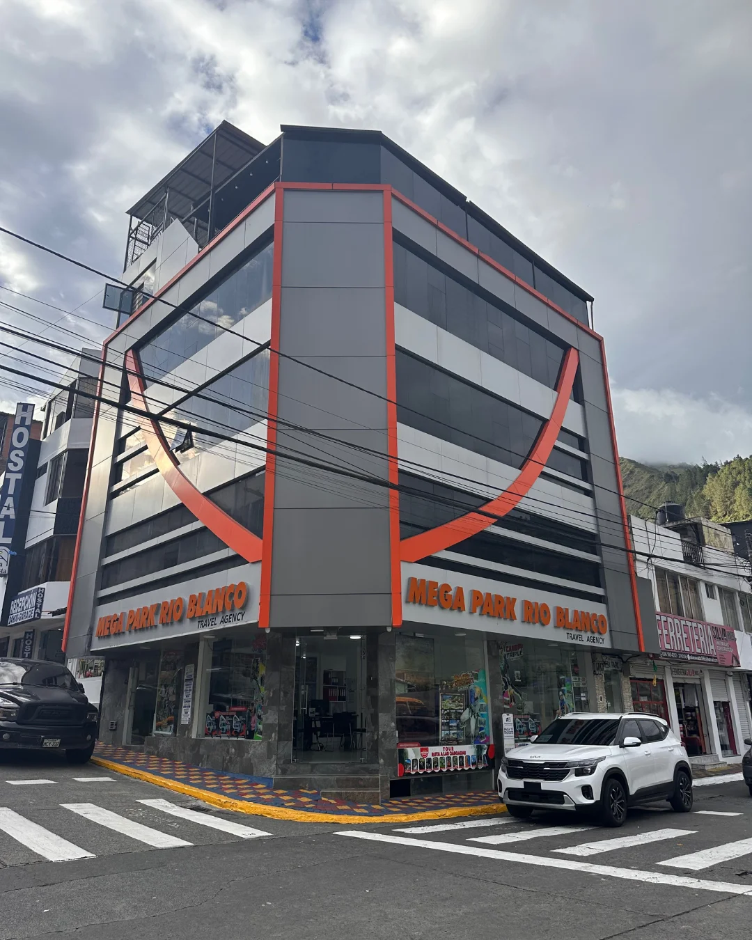 Edificio Mega Park en el centro de Baños de Agua Santa
