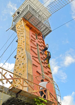 Escalada en muro de Mega Park con cielo azul