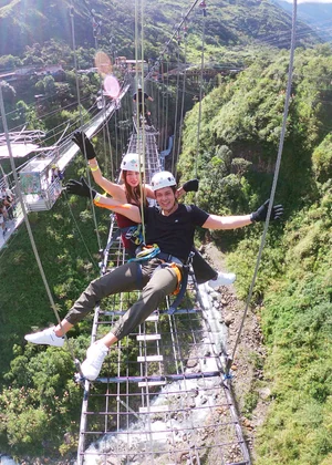 Pareja en el Puente de Cristal sobre el abismo